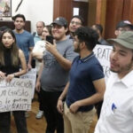 Estudiantes Uach bajo amenaza de suspensión por pagos pendientes y controversia política. Tensiones y protestas en Chihuahua
