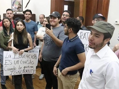 Estudiantes Uach bajo amenaza de suspensión por pagos pendientes y controversia política. Tensiones y protestas en Chihuahua