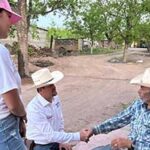 Francis Leany del PAN junto a Margarina González, candidata a Síndico, presentan sus ideas a los residentes de San Joaquín, Galeana.