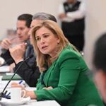 Gobernadora de Chihuahua preside reunión estratégica de seguimiento de la Mesa de Atención contra la Sequía, con líderes y funcionarios del estado presentes.