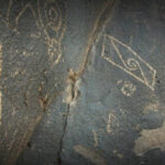 Explora los misteriosos grabados rupestres del Arroyo de los Monos en Chihuahua, México. Una ventana al pasado prehistórico de la región