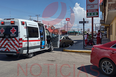 Imagen de accidente vehicular en la Avenida Benito Juárez, NCG, con ambulancia de Cruz Roja atendiendo a adulto mayor lesionado.