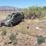 Trágico accidente en el camino a San José, Casas Grandes, deja un hombre muerto y una mujer gravemente herida. Personal de Cruz Roja y policía en el lugar.