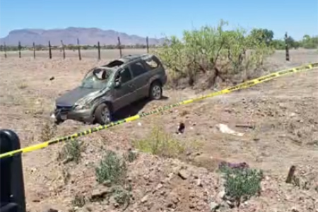 Trágico accidente en el camino a San José, Casas Grandes, deja un hombre muerto y una mujer gravemente herida. Personal de Cruz Roja y policía en el lugar.