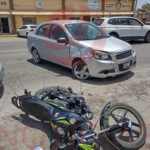 Imagen del accidente vial en Nuevo Casas Grandes, mostrando la intersección de las calles 16 de septiembre e Hidalgo, donde un automóvil impactó una motocicleta.