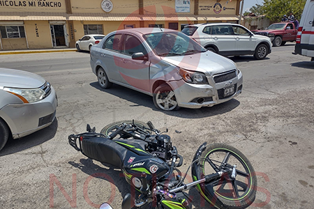 Imagen del accidente vial en Nuevo Casas Grandes, mostrando la intersección de las calles 16 de septiembre e Hidalgo, donde un automóvil impactó una motocicleta.