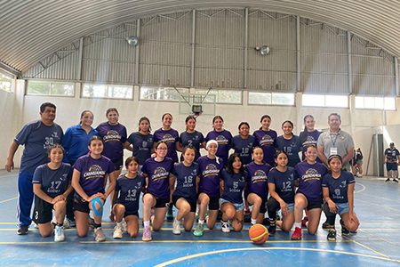 Equipo de básquetbol Águilas del CBTa 112 celebrando su victoria como campeonas nacionales del DGETAyCM, tras vencer a Chiapas 64-62 y representar orgullosamente a Chihuahua.