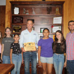 El Alcalde Ammón Dayer LeBaron Tracy recibe un reconocimiento del grupo de danza Yohaltecuhtli por su apoyo a la educación y cultura en Galeana, fortaleciendo el desarrollo infantil.