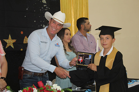 El Alcalde de Galeana, Ammón Dayer LeBaron Tracy, asistió a la ceremonia de graduación de la generación 2018-2024 de la escuela primaria Juan de Dios Peza, felicitando a los alumnos.