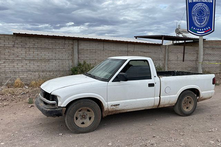 Imagen del vehículo Chevrolet S-10 modelo 1999, asegurado por la Agencia Estatal de Investigación en Nuevo Casas Grandes, tras ser encontrado abandonado con reporte de robo.