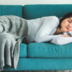 Tomar una siesta corta durante el día puede mejorar significativamente tu energía, estado de alerta y rendimiento diario, según estudios de la Clínica Mayo.