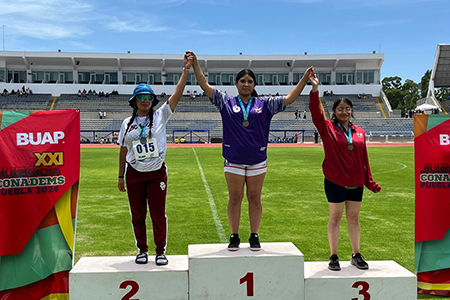 Blanca Yamileth Rodríguez, alumna del CECyTECH Ricardo Flores Magón, celebra su primer lugar en lanzamiento de disco en los Juegos Nacionales CONADEMS en Puebla, representando a Chihuahua.