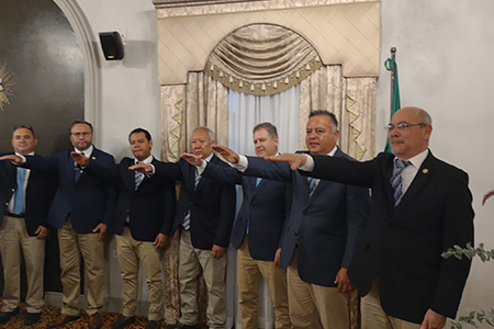 Ceremonia de cambio de presidencia en Club Rotario NCG, Eduardo Varela Álvarez tomando protesta.