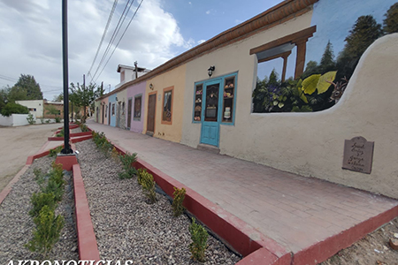 Vista del nuevo mural en la calle Ojinaga de Casas Grandes, mostrando el Santuario San Antonio y otros sitios emblemáticos. Obra de los artistas Grisel Ortíz y Jorge Silvas.