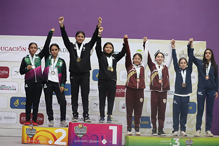 Delegación chihuahuense de ráquetbol celebrando su victoria como campeones nacionales en los Juegos Nacionales Conade 2024, con un total de 22 medallas.