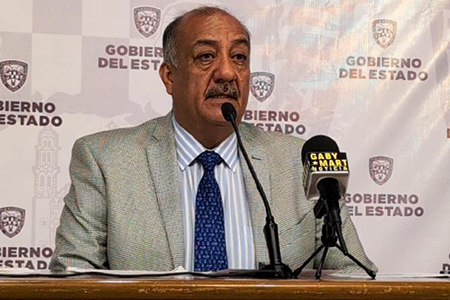 Foto del secretario de educación de Chihuahua, Hugo Gutiérrez, anunciando la solicitud a la SEP para adelantar el fin de clases debido a las altas temperaturas en el estado.