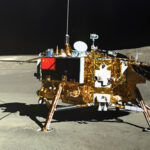Imagen del alunizaje de la sonda china en la Luna, destacando la misión histórica de recolectar muestras de la cara oculta lunar.