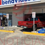 Lugar del accidente donde una pickup se impactó contra la Farmacia Benavides en Nuevo Casas Grandes, con personal de emergencia atendiendo a los heridos.