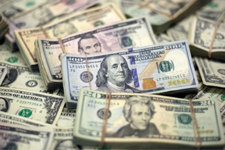 El peso mexicano cerró la semana a 18.26 frente al dólar. Afectado por datos de EE.UU. y posibles reformas judiciales en México, el tipo de cambio en operaciones de mayoreo se ubicó en 18.2622 pesos por dólar, mientras que el dólar spot alcanzó 18.3900 pesos por dólar.