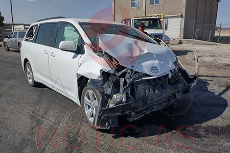 Imagen del accidente en la avenida Tecnológico y Orquídea en Nuevo Casas Grandes, donde cinco personas resultaron heridas. El vehículo blanco chocó con un auto negro.