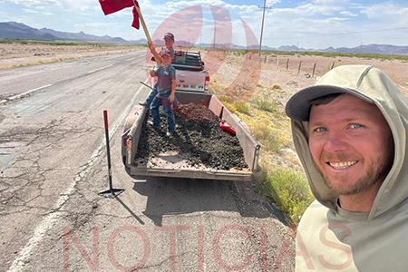 Fotografía de habitantes de la colonia LeBaron tapando baches en carreteras federales del noroeste. La imagen muestra a Esteban LeBaron y sus hijos realizando reparaciones para evitar accidentes y mejorar la infraestructura vial. La colaboración ciudadana es clave para estos avances.