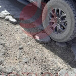 Ciudadanos tapan baches en carretera federal del Entronque a Ciudad Juárez. Se solicita apoyo con diesel y cemento para mejorar la vía y prevenir accidentes.