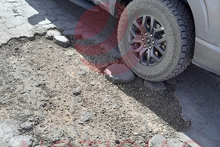 Ciudadanos tapan baches en carretera federal del Entronque a Ciudad Juárez. Se solicita apoyo con diesel y cemento para mejorar la vía y prevenir accidentes.