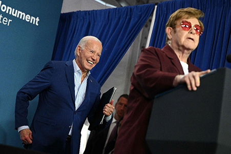 Biden inaugura museo en Stonewall y recibe apoyo de Clinton y Obama. Elton John participa en el evento, destacando la importancia de los derechos LGBT+.