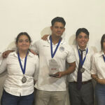 Alumnos del Colegio Nacional Cumbres de Nuevo Casas Grandes celebran su medalla de plata en el campeonato estatal de ajedrez, superando a equipos de Chihuahua, Parral y Cuauhtémoc. Destacada participación que los coloca como subcampeones, liderados por el Profesor Erick Vega Parra.