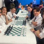 Equipo de ajedrez del Colegio Cumbres celebra su victoria tras ganar todas las etapas de la zona 53 y asegurar su pase a la etapa estatal, representando a la región norte del estado en Ciudad Delicias."