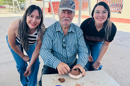 Niños de la primaria Ramón López Velarde en Nuevo Casas Grandes participan en un curso de alfarería Paquimé, aprendiendo desde la recolección del barro hasta la creación de ollas tradicionales. La actividad fue impartida por José Raúl Ramos y Rosa Emma Magallanes, expertos en la materia.