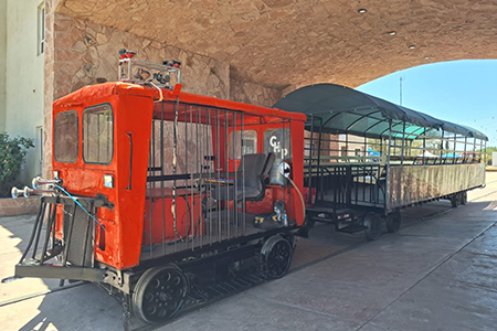 Imagen del Armoncito recorriendo las instalaciones del Museo del Ferrocarril en Nuevo Casas Grandes, ofreciendo paseos gratuitos los domingos por la tarde.