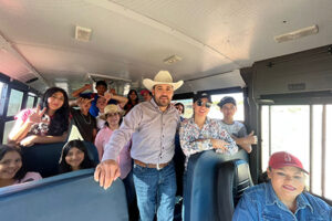 El alcalde de Casas Grandes, Roberto Lucero Galaz, dona un camión a la Secundaria Federal Paquimé. Esta donación facilitará el transporte para actividades escolares y extracurriculares. La administración municipal reafirma su compromiso con la educación y el bienestar de los jóvenes.