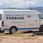Vehículo abandonado en carretera de Madera, Chihuahua, donde se encontraron dos cuerpos ejecutados en la cajuela. Autoridades investigan el hallazgo y las circunstancias.