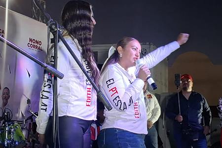 Edith Escárcega celebra su triunfo en las elecciones municipales de Nuevo Casas Grandes 2024, acompañada por seguidores y simpatizantes de la coalición MORENA-PT.
