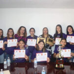 Imagen de la Presidenta Municipal Edith Escárcega Escontrías entregando reconocimientos a las estudiantes del CBTA 112 por su campeonato nacional de básquetbol en Puebla.