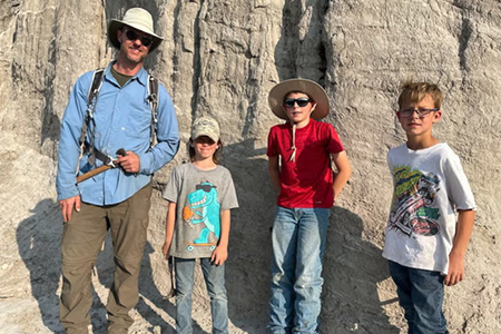 Los hermanos Liam y Jessin Fisher junto a su primo Kaiden Madsen, quienes descubrieron el raro fósil de un Tiranosaurio adolescente en Dakota del Norte.