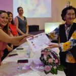 Imagen del evento de reconocimiento a mujeres destacadas en Nuevo Casas Grandes 2024, mostrando a la Presidente Municipal y galardonadas.