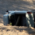 vImagen del trágico accidente en el río Casas Grandes, Nuevo Casas Grandes. Una camioneta Ford pick-up gris volcada dejó a un hombre fallecido, atrapado en la cabina.