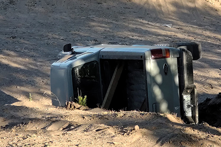vImagen del trágico accidente en el río Casas Grandes, Nuevo Casas Grandes. Una camioneta Ford pick-up gris volcada dejó a un hombre fallecido, atrapado en la cabina.