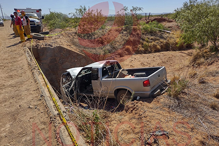 Una pickup gris cayó de un puente en el camino al Sabinal, dejando un hombre muerto y otro herido con traumatismo craneoencefálico, siendo atendido por la Cruz Roja Mexicana.