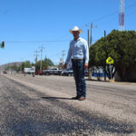 Imagen de la rehabilitación de la carretera federal número 10 en Lagunitas, Galeana, con riego de sello. Trabajos realizados en 2300 metros lineales para mejorar la vialidad. Autoridades locales comprometidas con la infraestructura vial y la seguridad de los usuarios.