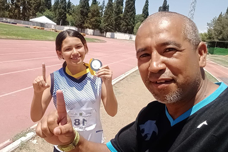 Adriana Rodríguez, originaria de Nuevo Casas Grandes, gana medalla de oro en tetratlón con un puntaje de 1880. Logra primer lugar en lanzamiento de pelota, segundo en 60 metros planos y tercero en 300 metros planos. La Presidenta Municipal Edith Escárcega Escontrías felicita su triunfo.