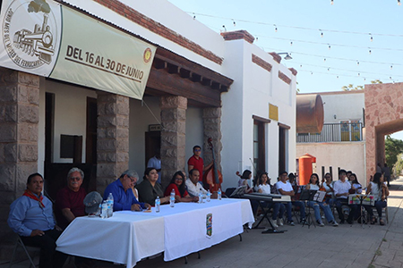 Inauguración del Mes del Museo del Ferrocarril en Nuevo Casas Grandes. Evento encabezado por autoridades locales y participación de la orquesta infantil y juvenil municipal. Conferencias y actividades programadas para todo junio, destacando la historia y relevancia del ferrocarril en la región.