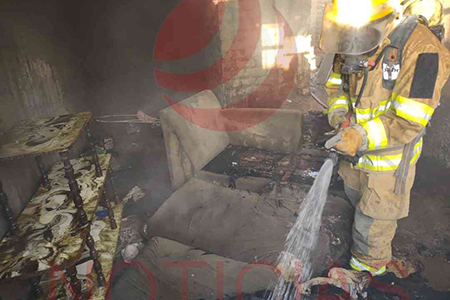 Imagen de bomberos trabajando para extinguir el incendio en una casa habitación en la colonia Che Guevara de Nuevo Casas Grandes, NCG. El incidente ocurrió en la tarde y las autoridades aún investigan las causas. No se reportaron víctimas, destacando la rápida respuesta de los bomberos.