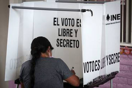 magen de una casilla electoral en Chihuahua durante las elecciones de 2024. El INE reporta la instalación del 96.6% de las casillas previstas, faltando sólo 195, principalmente en la zona serrana. La Junta Local Ejecutiva trabaja para completar la instalación antes del cierre de urnas.