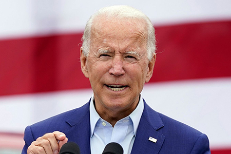 Joe Biden en un intenso discurso de campaña en Connecticut, donde arremetió contra Donald Trump, calificándolo como un "delincuente convicto" y "claramente desquiciado".