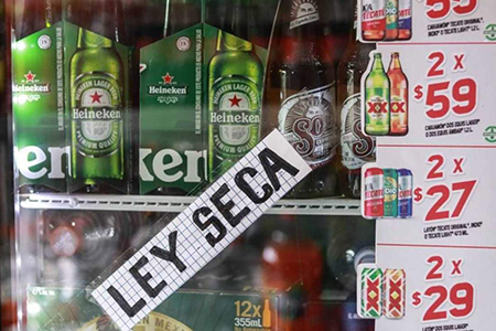 Cartel de prohibición de venta de alcohol en una tienda de Chihuahua, destacando el inicio de la Ley Seca debido a las elecciones del 2 de junio.