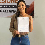 Margarita González recibe la constancia de mayoría como síndico municipal electa de Galeana durante la ceremonia en la Asamblea Municipal, destacando su compromiso con la comunidad.