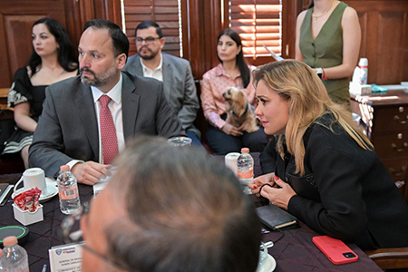 Imagen de la Gobernadora Maru Campos encabezando la sesión de la Mesa de Coordinación para la Construcción de la Paz, supervisando estrategias de seguridad.